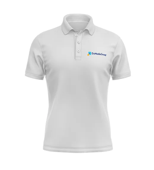 Polo blanco con el logo de DxMediaGroup bordado en el pecho