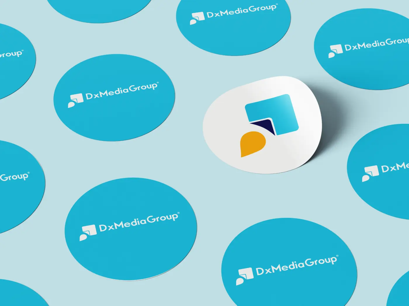 Stickers y etiquetas de DxMediaGroup sobre una superficie azul claro